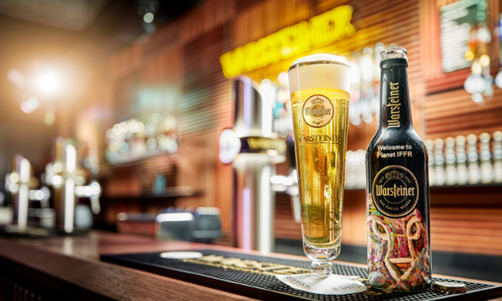 Warsteiner bierglas Op Voet en een biertje aan de bar